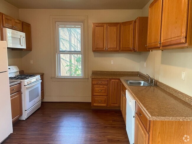 Building Photo - 185 Lincoln Ave Unit Apt 2