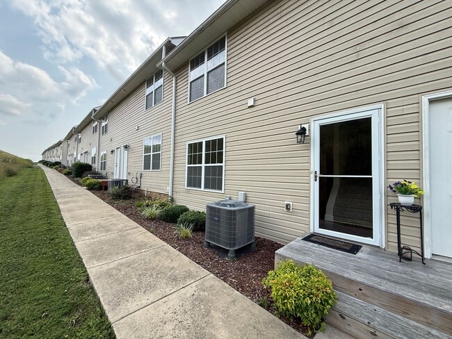 Photo - Tri level 2 bed, 2.5 bath Condo! Lakeridge School District.