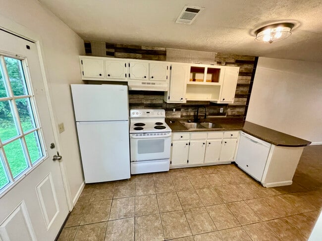 Photo - 400 Dobbins St