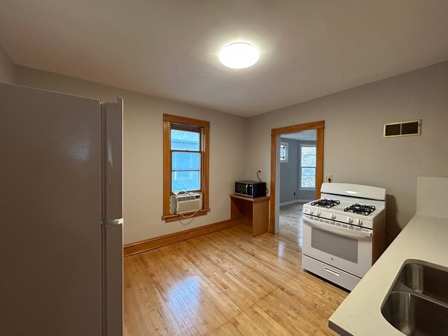 Building Photo - 512 8th Ave NE Unit 512 8th Ave NE  2