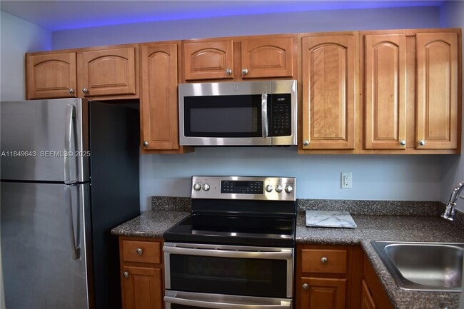 Building Photo - 8590 Sunrise Lakes Blvd Unit 211