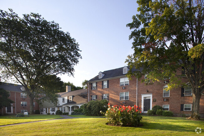 Outdoor Landscaping Makes Beverly Commons Shine in the Sun! - Beverly Commons Rental