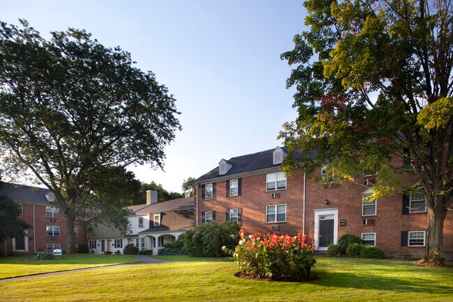 Outdoor Landscaping Makes Beverly Commons Shine in the Sun! - Beverly Commons Rental