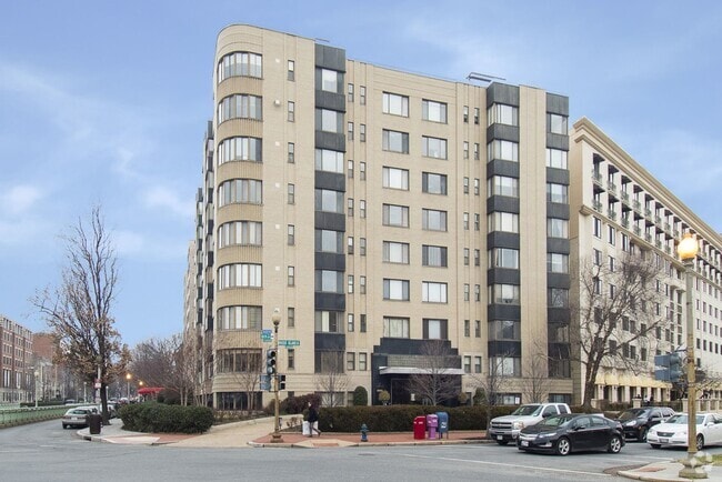 Building Photo - Spectacular Scott Circle Solarium Studio A... Unit 4 Rental