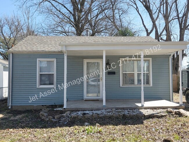Building Photo - 3 bed, 1.5 baths, 2 car garage, fenced yard!