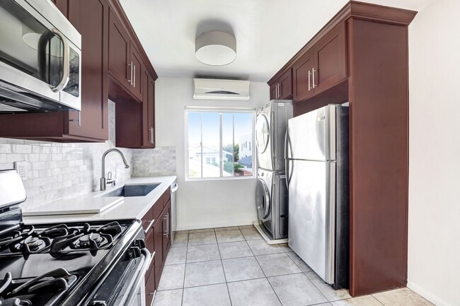 Photo - 2 bed / 1 bath apartment in Echo Park is now available - Parking and in-unit laundry! Unit #4