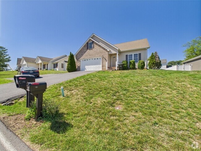 Building Photo - Bright & Spacious 4-Bedroom Home Located i...