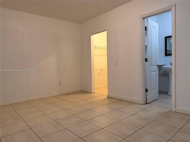 Photo - 2412 NW 34th St Unit 3