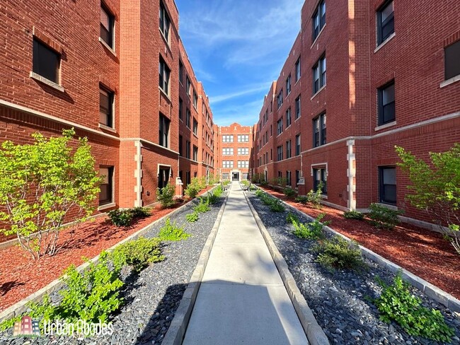 Building Photo - 3937 N Janssen Ave Unit A09C