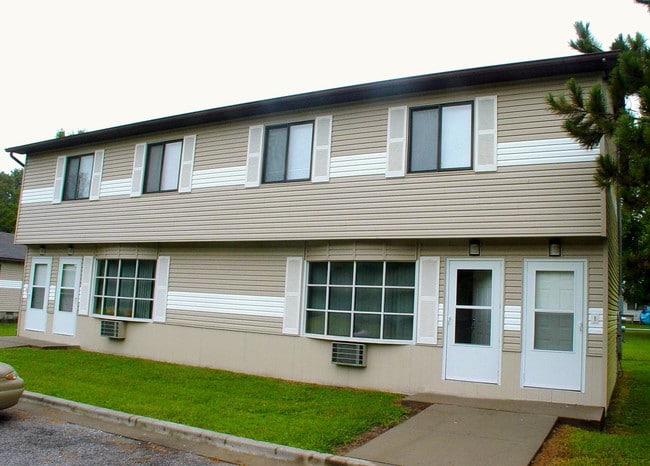 Hickory Glade Apartments - 501 N Hickory St, DeSoto - Meadow Ridge Townhomes Unit 8A