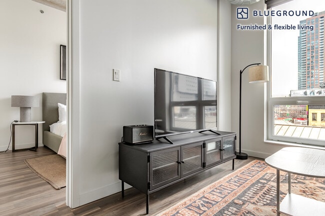 Photo - 61 W Erie St Unidad SI FL4-ID1409