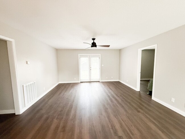 Photo - 3 Bedroom 2 Bathroom Home!