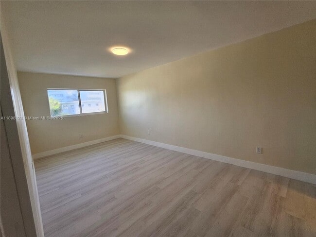 Photo - 834 Raymond St