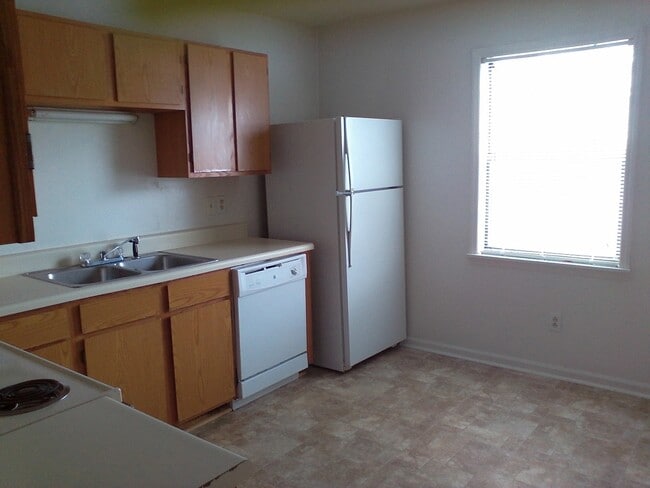 Photo - 2 Bedroom, 1 Bath Downstairs Unit ** Call us about our Move in Special**