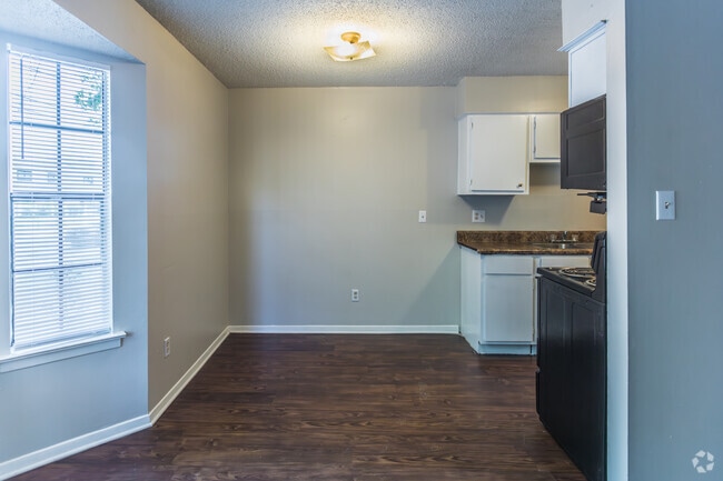 1BR, 1BA - 750SF - Dining Room
