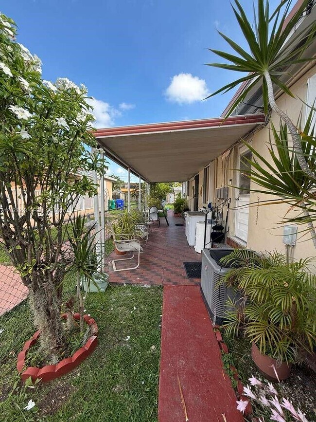 Photo - 1140 SW 9th St Unit 2