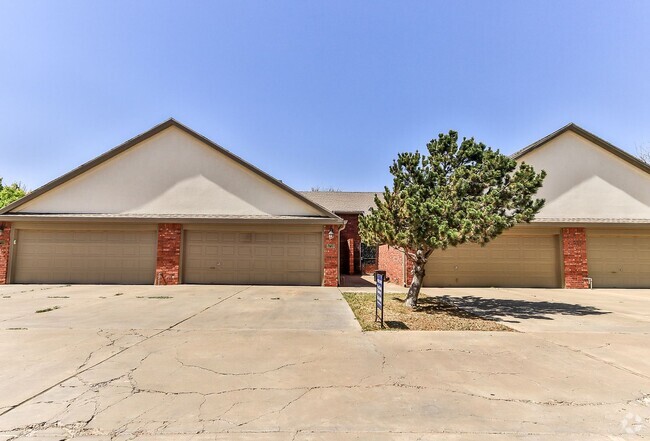 Building Photo - Gorgeous Town-Home In Convenient Location!