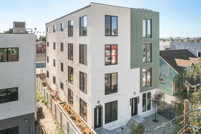 Building Photo - 1204 W 37th Dr