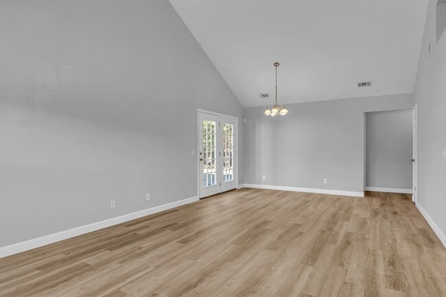 Photo - 525 Rushing St