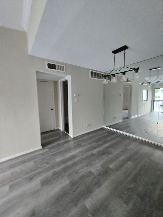 Photo - 9550 Deering Dr Unidad 408