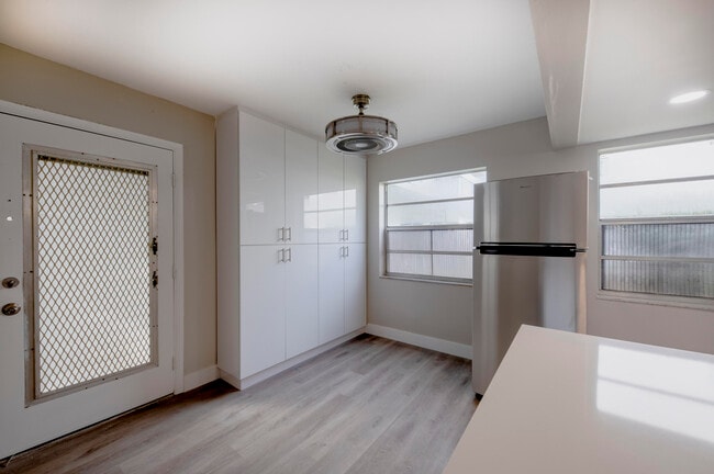 Photo - 917 Flanders T