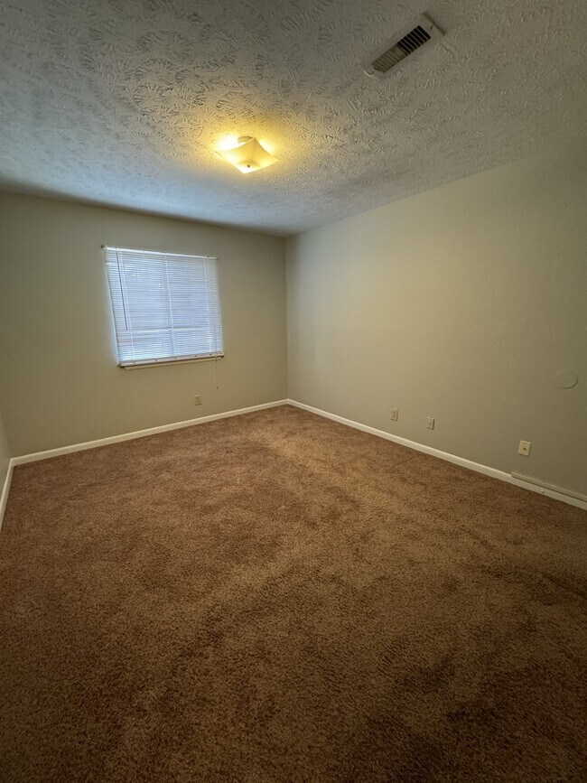 Photo - 909 Applewood Ln