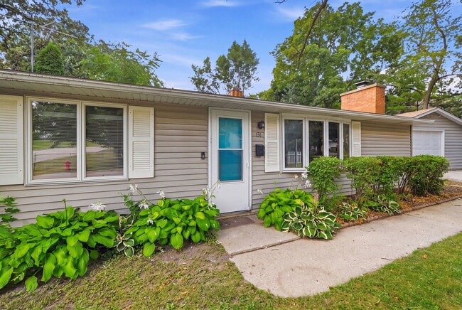 Building Photo - 131 Oak Dr