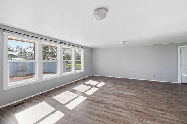 Photo - 4 Bed 2 Bath - Pet Friendly - Groups - Landscaping Included - NAS Whidbey