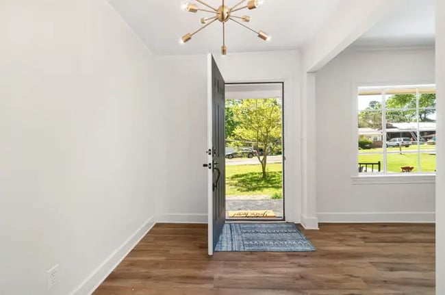 Photo - 807 Crestview Dr