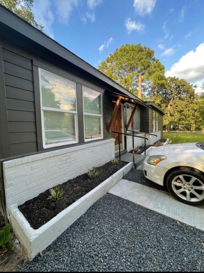 Photo - 425 Plymouth St