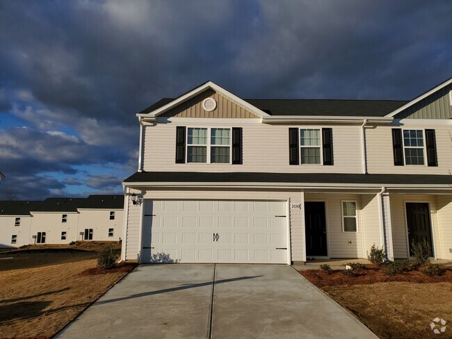 Building Photo - This Beautiful townhome is minutes from th...