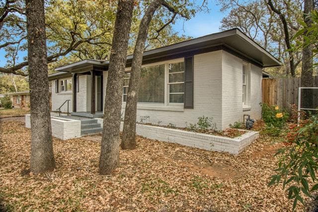 Photo - 805 Ross Trail