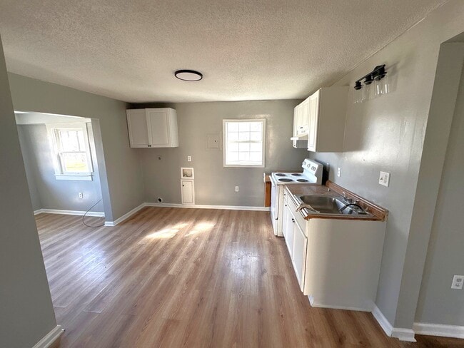 Photo - 329 N College St