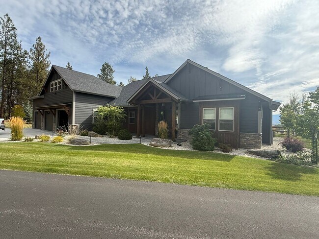 Building Photo - 875 Saddleback Dr