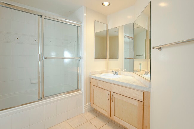 Building Photo - 12745 Moorpark St Unit 302