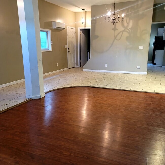 Photo - 3 Bedroom/ 1.5 Bathroom Split Level Duplex!