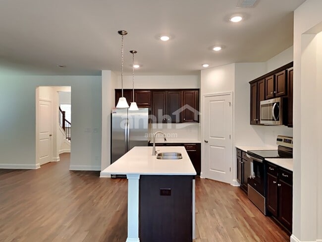 Photo - 561 Rivermist Dr
