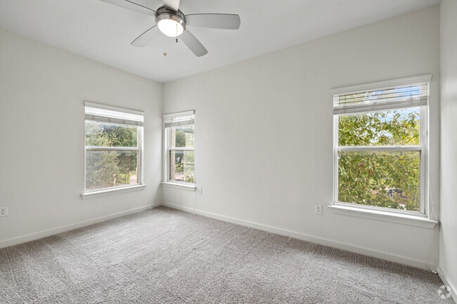 1BR, 1BA - 722SF - Bedroom