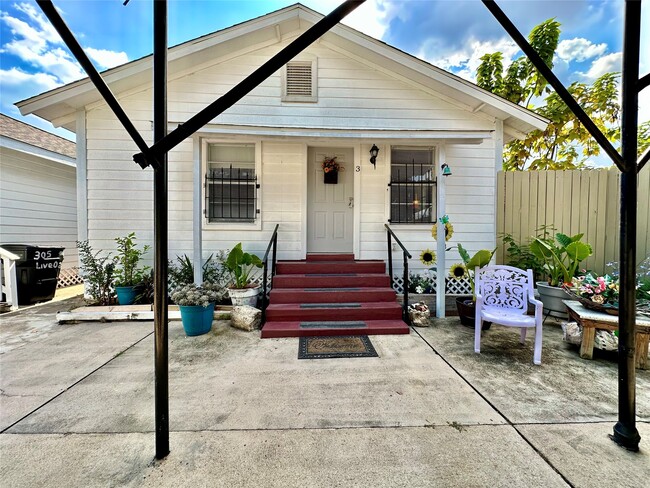 Building Photo - 305 N Live Oak St Unit 3