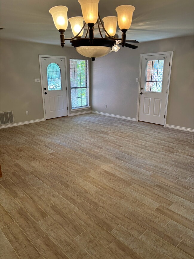 Building Photo - 203 Bluebonnet St Rental