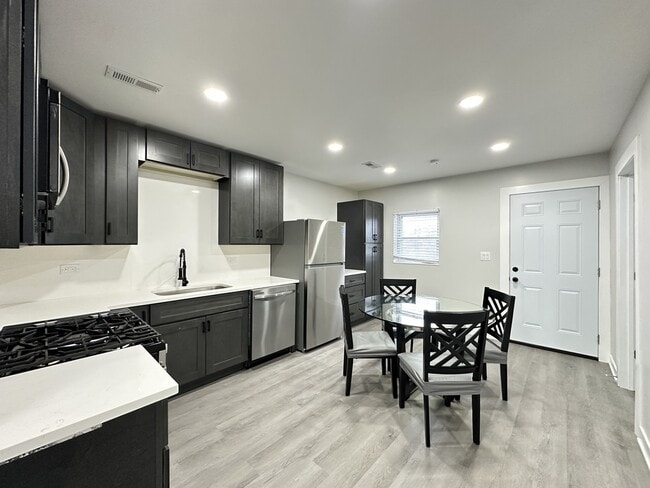 Photo - 1937 W Grand Ave Unit 3