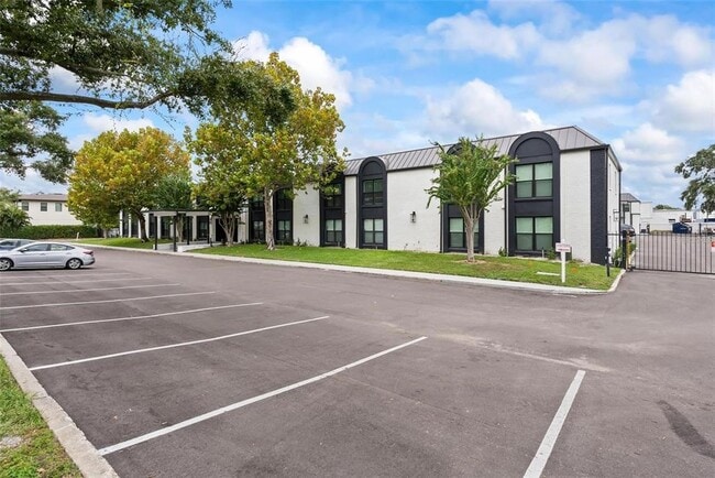 Building Photo - 3909 W Cleveland St Unit 110