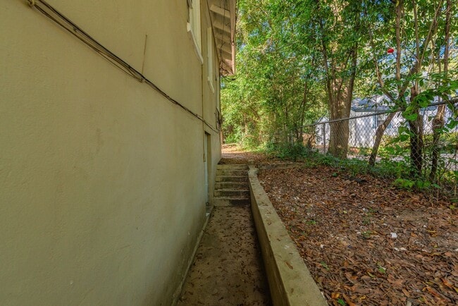 Photo - MOVE IN SPECIAL!!! $699- Updated 2 bed/1 bath apartment near Medical Center, with brand-new appli...