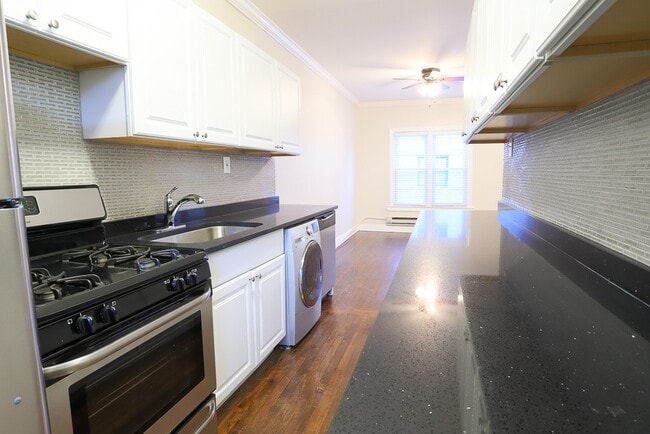 Building Photo - 709 W Roscoe St Unit J04P