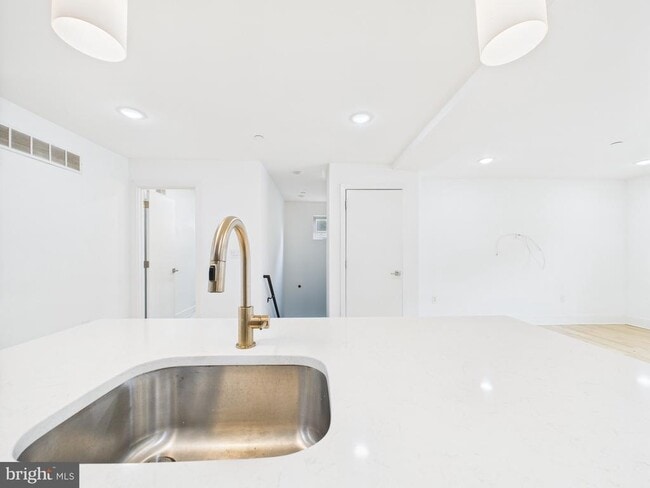 Photo - 2646 Manton St