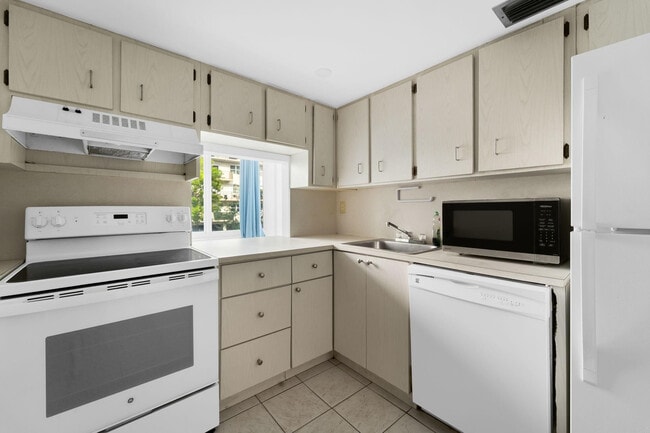 Building Photo - 250 180th Dr Unit 206