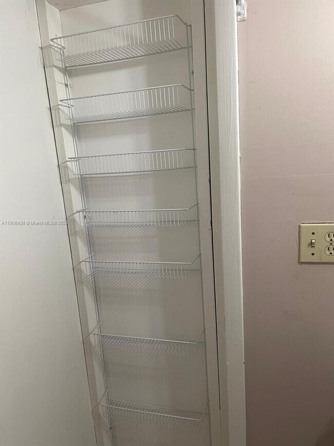 Photo - 8635 SW 102nd Ave Unidad 0