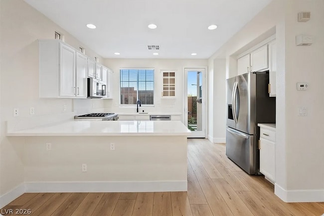 Building Photo - 3BD/2.5BA GUARD GATED SUMMERLIN HOME!