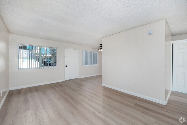 1BR, 1BA - 640SF - Living Room