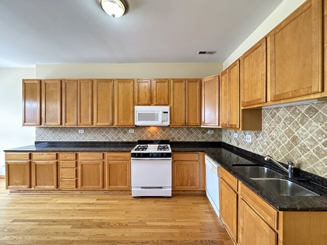 Photo - 2136 W Chicago Ave Unit 2R